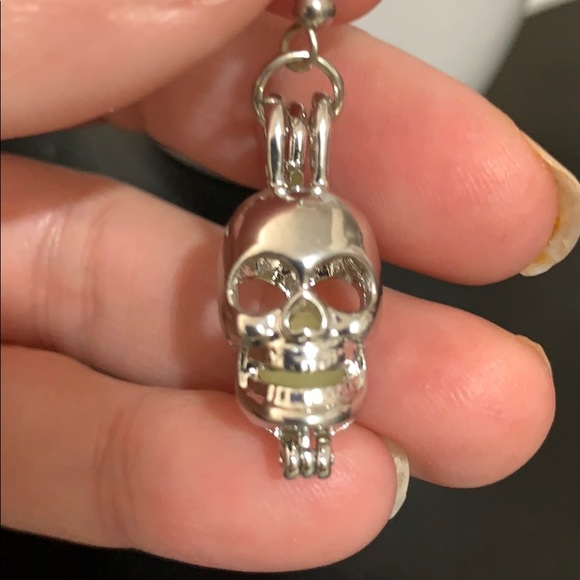 Skull Earrings - Picture 3 of 7